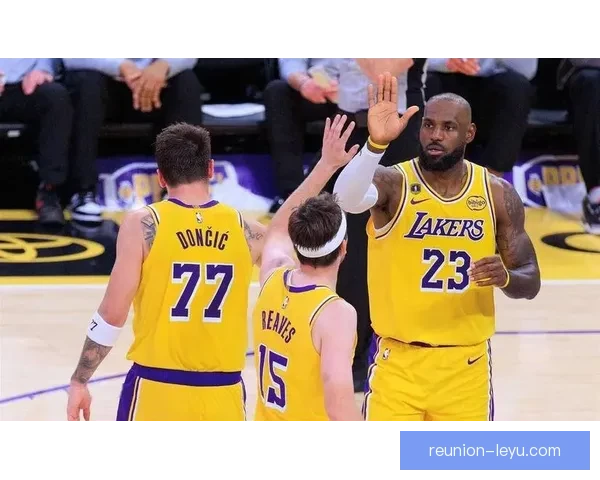 篮网队惊天逆转胜湖人 詹姆斯错失关键罚球成最大遗憾