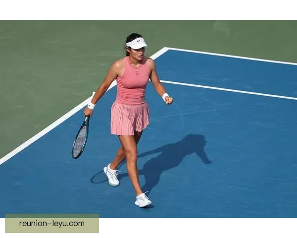 网球名将再次打破纪录 新一轮赛事激战正酣 观众热情高涨