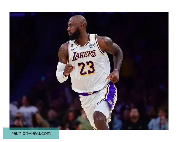 詹姆斯关键时刻连得高分助球队逆转取胜再创纪录