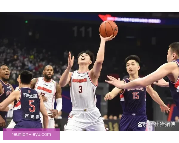 CBA季后赛激烈对决辽宁队险胜广东队晋级四强